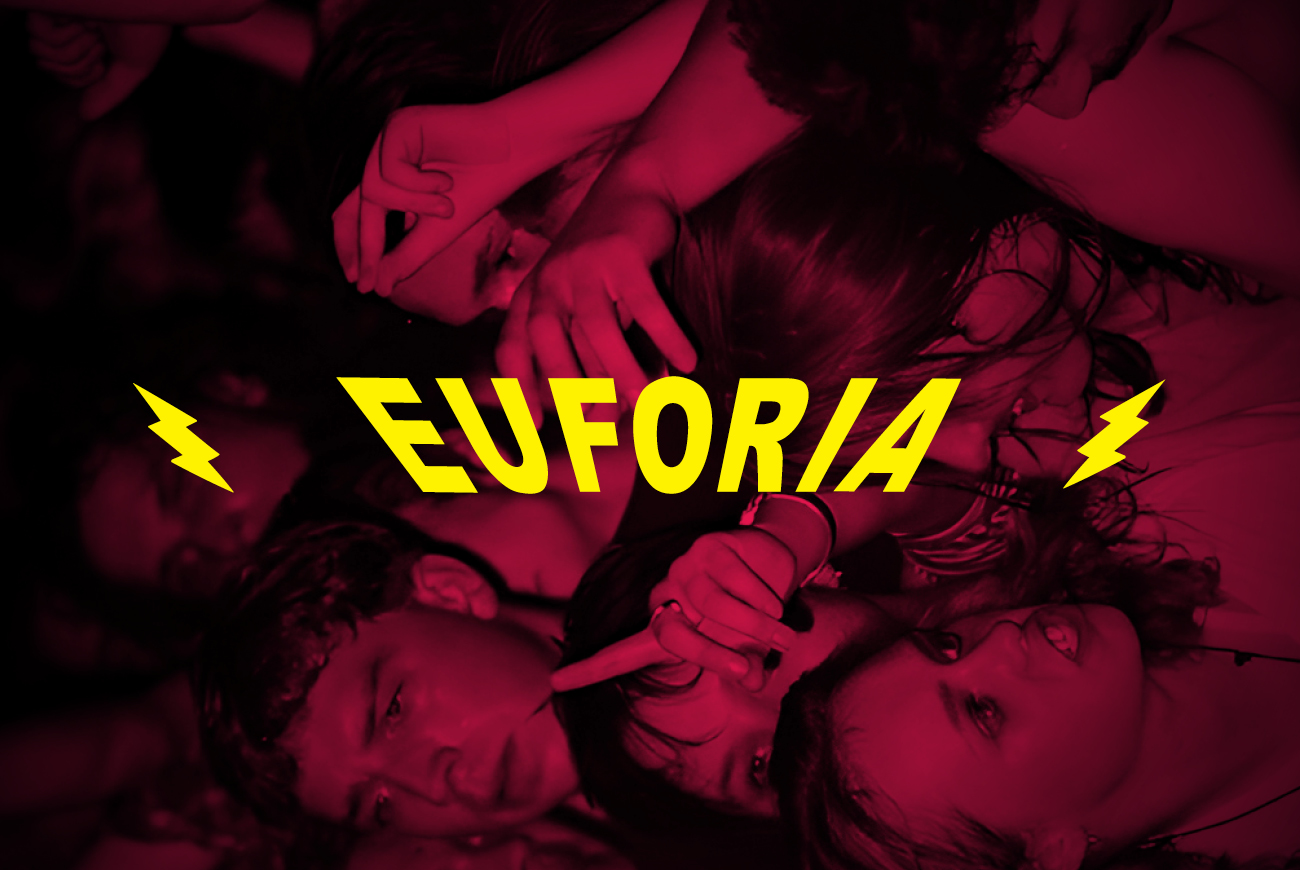 Grafika. Ludzie tańczący w klubie. Całość w dwóch kolorach: czarnym i czerwonym. Na środku pochyły żółty napis EUFORIA z piorunami po lewej i prawej stronie.